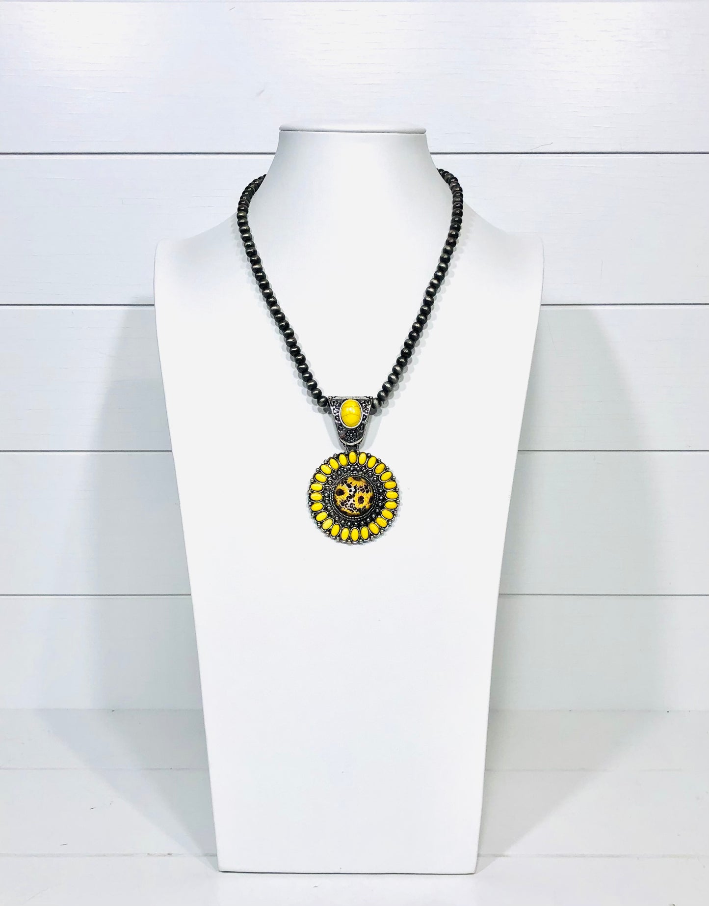 Sunflower Wildcat Pearl Necklace